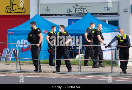 26 septembre 2021, Berlin: Les policiers se tiennent devant un hall d'événements où se déroule le parti électoral de l'AFD pour les élections du Bundestag. De nombreux policiers protègent le parti. Photo: Julian Stratenschulte/dpa Banque D'Images