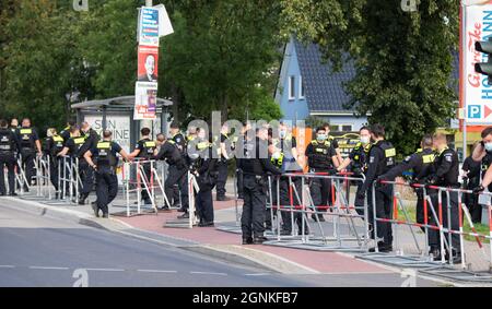 26 septembre 2021, Berlin: Les policiers se tiennent devant un hall d'événements où se déroule le parti électoral de l'AFD pour les élections du Bundestag. De nombreux policiers protègent le parti. Photo: Julian Stratenschulte/dpa Banque D'Images