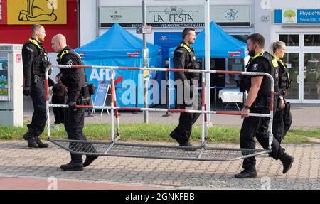 26 septembre 2021, Berlin: Les policiers portent une barrière de contrôle des foules devant une salle d'événements où se déroule le parti électoral de l'AFD pour les élections du Bundestag. De nombreux policiers protègent le parti. Photo: Julian Stratenschulte/dpa Banque D'Images