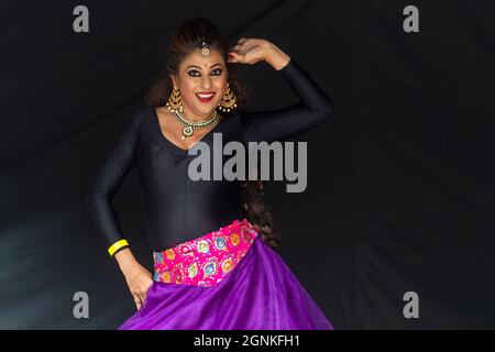 Londres, Royaume-Uni. 26 septembre 2021. Un interprète danse à Mela in the City, une célébration de la culture bengali sur la place Aldgate dans la ville de Londres. Credit: Stephen Chung / Alamy Live News Banque D'Images