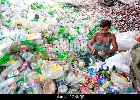 Dhaka, Bangladesh - 26 septembre 2021 : les travailleurs bangladais travaillent dans une usine de recyclage de plastique à Hazaribagh, à Dhaka, au Bangladesh. Banque D'Images