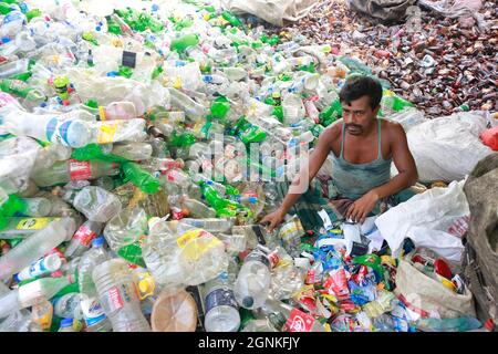 Dhaka, Bangladesh - 26 septembre 2021 : les travailleurs bangladais travaillent dans une usine de recyclage de plastique à Hazaribagh, à Dhaka, au Bangladesh. Banque D'Images