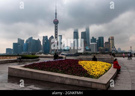 Shanghai, Chine — le 30 mars 2016. Photo prise sur le Bund lors d'une matinée brumeuse avec des gratte-ciels de Pudong dans le cadre. Banque D'Images