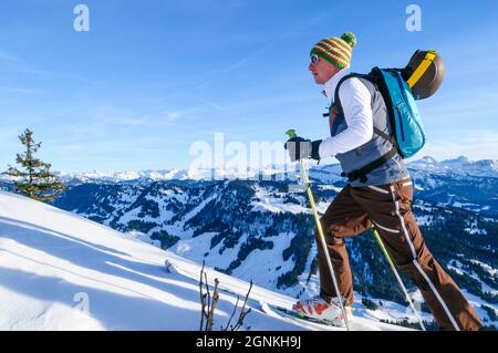 Ski alpiniste en montée Banque D'Images