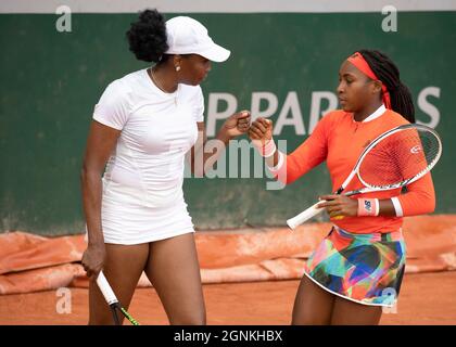 JOUEURS DE tennis AMÉRICAINS Coco Gauff et venus Williams, tournoi de tennis français Open 2021, Paris, France Banque D'Images