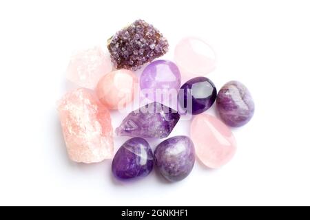 De belles pierres précieuses et des drases d'améthyste minéral violet naturel sur fond blanc. Améthystes et quartz rose. Grands cristaux de St semi-précieux Banque D'Images