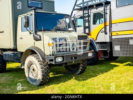 4x4 et cabine de camping 2021 à Stratford, Warwickshire, Royaume-Uni – septembre 2021. Vue de face et vue rapprochée d'une Mercedes armée ou d'un camion militaire sur le displ Banque D'Images