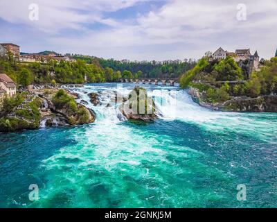 Chutes du Rhin Europes la plus grande chute d'eau de la plaine de Neuhausen am Rheinfall Canton Schaffhausen Suisse vue panoramique d'en haut avec drone. Banque D'Images
