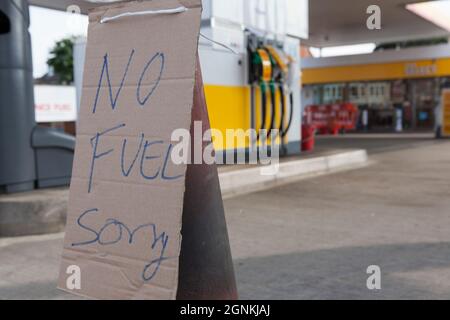 Londres, Royaume-Uni. 26 septembre 2021. Sur Balham Hill, dans le sud de Londres, un garage Shell est complètement hors de tous les types de carburant. Les pompes sont étiquetées comme étant hors service et les cônes de signalisation comportent des panneaux écrits à la main indiquant « aucun carburant désolé ». Bien qu'il n'y ait pas de pénurie absolue de carburant dans le pays, le manque de vecteurs signifie que certaines chaînes ont manqué et que les achats de panique qui ont suivi ont exacerbé la situation. Credit: Anna Watson/Alay Live News Banque D'Images