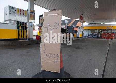 Londres, Royaume-Uni. 26 septembre 2021. Sur Balham Hill, dans le sud de Londres, un garage Shell est complètement hors de tous les types de carburant. Les pompes sont étiquetées comme étant hors service et les cônes de signalisation comportent des panneaux écrits à la main indiquant « aucun carburant désolé ». Bien qu'il n'y ait pas de pénurie absolue de carburant dans le pays, le manque de vecteurs signifie que certaines chaînes ont manqué et que les achats de panique qui ont suivi ont exacerbé la situation. Credit: Anna Watson/Alay Live News Banque D'Images