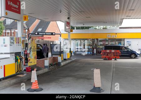 Londres, Royaume-Uni. 26 septembre 2021. Sur Balham Hill, dans le sud de Londres, un garage Shell est complètement hors de tous les types de carburant. Les pompes sont étiquetées comme étant hors service et les cônes de signalisation comportent des panneaux écrits à la main indiquant « aucun carburant désolé ». Bien qu'il n'y ait pas de pénurie absolue de carburant dans le pays, le manque de vecteurs signifie que certaines chaînes ont manqué et que les achats de panique qui ont suivi ont exacerbé la situation. Credit: Anna Watson/Alay Live News Banque D'Images