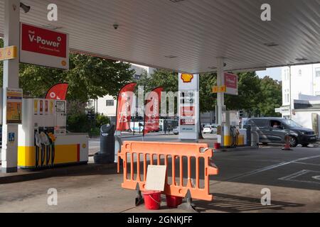 Londres, Royaume-Uni. 26 septembre 2021. Sur Balham Hill, dans le sud de Londres, un garage Shell est complètement hors de tous les types de carburant. Les pompes sont étiquetées comme étant hors service et les cônes de signalisation comportent des panneaux écrits à la main indiquant « aucun carburant désolé ». Bien qu'il n'y ait pas de pénurie absolue de carburant dans le pays, le manque de vecteurs signifie que certaines chaînes ont manqué et que les achats de panique qui ont suivi ont exacerbé la situation. Credit: Anna Watson/Alay Live News Banque D'Images