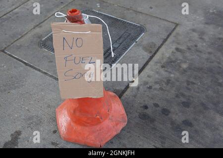 Londres, Royaume-Uni. 26 septembre 2021. Sur Balham Hill, dans le sud de Londres, un garage Shell est complètement hors de tous les types de carburant. Les pompes sont étiquetées comme étant hors service et les cônes de signalisation comportent des panneaux écrits à la main indiquant « aucun carburant désolé ». Bien qu'il n'y ait pas de pénurie absolue de carburant dans le pays, le manque de vecteurs signifie que certaines chaînes ont manqué et que les achats de panique qui ont suivi ont exacerbé la situation. Credit: Anna Watson/Alay Live News Banque D'Images