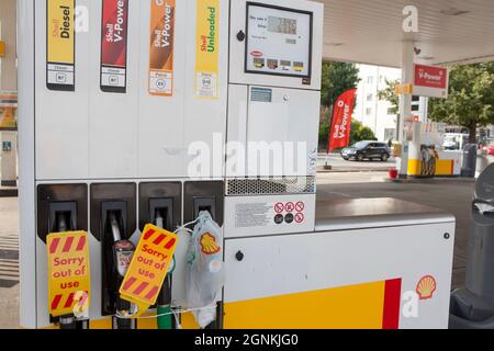 Londres, Royaume-Uni. 26 septembre 2021. Sur Balham Hill, dans le sud de Londres, un garage Shell est complètement hors de tous les types de carburant. Les pompes sont étiquetées comme étant hors service et les cônes de signalisation comportent des panneaux écrits à la main indiquant « aucun carburant désolé ». Bien qu'il n'y ait pas de pénurie absolue de carburant dans le pays, le manque de vecteurs signifie que certaines chaînes ont manqué et que les achats de panique qui ont suivi ont exacerbé la situation. Credit: Anna Watson/Alay Live News Banque D'Images