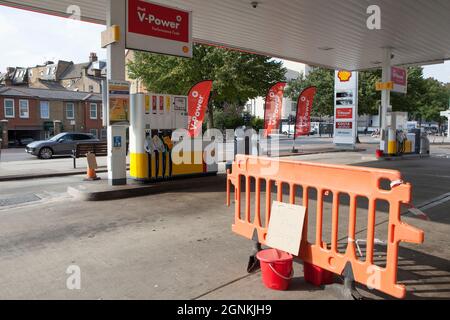 Londres, Royaume-Uni. 26 septembre 2021. Sur Balham Hill, dans le sud de Londres, un garage Shell est complètement hors de tous les types de carburant. Les pompes sont étiquetées comme étant hors service et les cônes de signalisation comportent des panneaux écrits à la main indiquant « aucun carburant désolé ». Bien qu'il n'y ait pas de pénurie absolue de carburant dans le pays, le manque de vecteurs signifie que certaines chaînes ont manqué et que les achats de panique qui ont suivi ont exacerbé la situation. Credit: Anna Watson/Alay Live News Banque D'Images