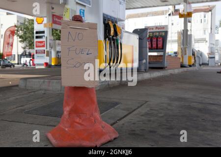 Londres, Royaume-Uni. 26 septembre 2021. Sur Balham Hill, dans le sud de Londres, un garage Shell est complètement hors de tous les types de carburant. Les pompes sont étiquetées comme étant hors service et les cônes de signalisation comportent des panneaux écrits à la main indiquant « aucun carburant désolé ». Bien qu'il n'y ait pas de pénurie absolue de carburant dans le pays, le manque de vecteurs signifie que certaines chaînes ont manqué et que les achats de panique qui ont suivi ont exacerbé la situation. Credit: Anna Watson/Alay Live News Banque D'Images