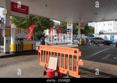 Londres, Royaume-Uni. 26 septembre 2021. Sur Balham Hill, dans le sud de Londres, un garage Shell est complètement hors de tous les types de carburant. Les pompes sont étiquetées comme étant hors service et les cônes de signalisation comportent des panneaux écrits à la main indiquant « aucun carburant désolé ». Bien qu'il n'y ait pas de pénurie absolue de carburant dans le pays, le manque de vecteurs signifie que certaines chaînes ont manqué et que les achats de panique qui ont suivi ont exacerbé la situation. Credit: Anna Watson/Alay Live News Banque D'Images