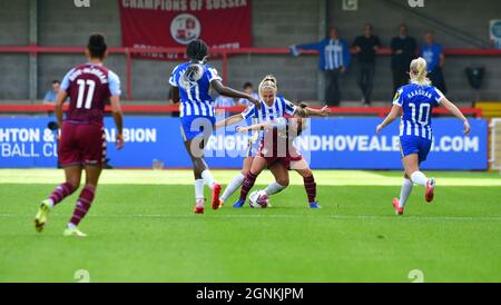 Crawley, Royaume-Uni. 26 septembre 2021. Des Palyers de Brighton et d'Ason Villa se jostle pour le ballon lors du match de Super League féminin FA entre Brighton & Hove Albion Women et Aston Villa Women au People's Pension Stadium le 26 septembre 2021 à Crawley, Royaume-Uni. (Photo de Jeff Mood/phcimages.com) Credit: PHC Images/Alamy Live News Banque D'Images