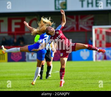 Crawley, Royaume-Uni. 26 septembre 2021. Emma Koivisto de Brighton et Hove Albion et Olivia McLoughlin d'Aston Villa se disputent les têtes lors du match de Super League féminin FA entre Brighton & Hove Albion Women et Aston Villa Women au People's Pension Stadium le 26 septembre 2021 à Crawley, au Royaume-Uni. (Photo de Jeff Mood/phcimages.com) Credit: PHC Images/Alamy Live News Banque D'Images