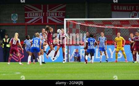 Crawley, Royaume-Uni. 26 septembre 2021. Les joueurs d'Aston Villa se bousculent pour éliminer le ballon de leur propre bouche d'oreille lors du match de Super League féminin FA entre Brighton & Hove Albion Women et Aston Villa Women au People's Pension Stadium le 26 septembre 2021 à Crawley, Royaume-Uni. (Photo de Jeff Mood/phcimages.com) Credit: PHC Images/Alamy Live News Banque D'Images