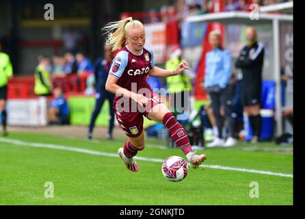 Crawley, Royaume-Uni. 26 septembre 2021. Freya Gregory d'Aston Villa court avec le ballon lors du match de Super League féminin FA entre Brighton & Hove Albion Women et Aston Villa Women au People's Pension Stadium le 26 septembre 2021 à Crawley, Royaume-Uni. (Photo de Jeff Mood/phcimages.com) Credit: PHC Images/Alamy Live News Banque D'Images