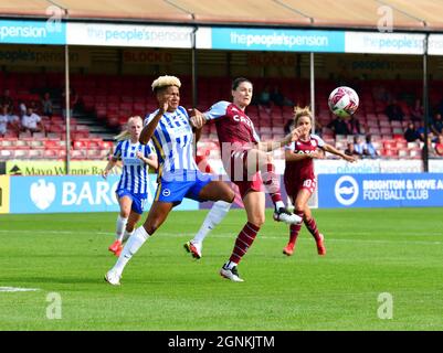 Crawley, Royaume-Uni. 26 septembre 2021. Victoria Williams de Brighton et Hove Albion fait juste assez pour éliminer le ballon lors du match de Super League féminin de la FA entre Brighton & Hove Albion Women et Aston Villa Women au People's Pension Stadium le 26 septembre 2021 à Crawley, au Royaume-Uni. (Photo de Jeff Mood/phcimages.com) Credit: PHC Images/Alamy Live News Banque D'Images