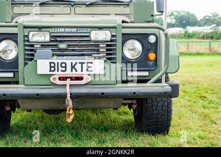 4x4 et cabine de camping 2021 à Stratford, Warwickshire, Royaume-Uni – septembre 2021. Gros plan sur l'avant d'un Land Rover d'époque Banque D'Images