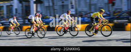 Équipe Emirates eau Tadej Pogacar avec le maillot jaune du leader pendant la 21e étape du Tour de France à Paris, le 18 juillet 2021. Banque D'Images