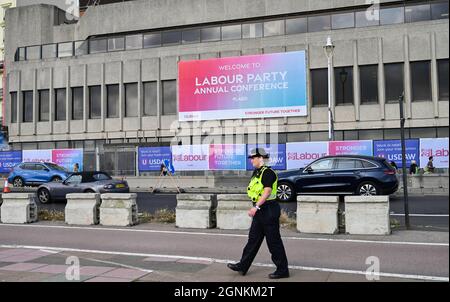 Brighton UK 26 septembre 2021 - Un policier en dehors de la Conférence du Parti travailliste qui se tient au Centre de Brighton : Credit Simon Dack / Alay Live News Banque D'Images