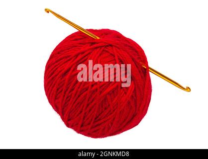 Une boule de fil pour le tricotage. Isoler sur un fond blanc. Fils de laine rouge. Banque D'Images