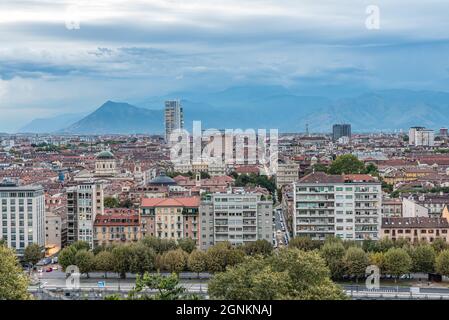Turin est la capitale du Piémont et est connue pour le raffinement de son architecture et de sa cuisine. Les Alpes s'élèvent au nord-ouest de la ville. Banque D'Images