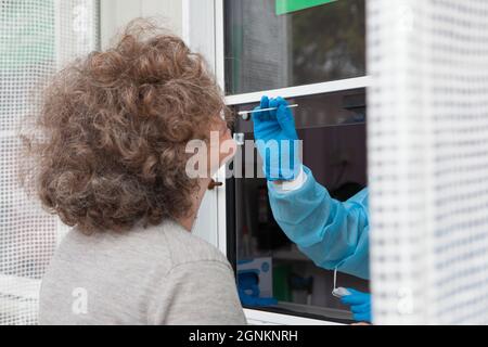 Londres, Royaume-Uni, 26 septembre : ce centre de tests en plein air du coronavirus pour la PCR et les tests de débit latéral est une clinique privée qui s'adresse aux voyageurs qui doivent prouver qu'ils sont coviles négatifs avant de se rendre dans d'autres pays ou de revenir en Angleterre depuis les pays de la liste des Ambres. Le système doit être modifié à nouveau une semaine à partir de demain, le lundi 4 octobre. Un seul technicien travaillant dans le laboratoire prend des écouvillons pour la gorge et le nez pour les voyageurs qui ont réservé un rendez-vous à l'avance. Credit: Anna Watson/Alay Live News Banque D'Images