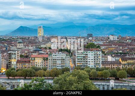 Turin est la capitale du Piémont et est connue pour le raffinement de son architecture et de sa cuisine. Les Alpes s'élèvent au nord-ouest de la ville. Banque D'Images