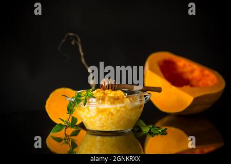 porridge de citrouille doux et bouilli dans un bol avec du miel Banque D'Images