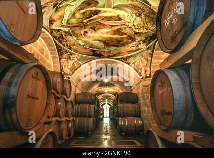 VIN ITALIEN Bastroberardino Barrel vieillissement cave présentant des fresques peintes à la main combinant la philosophie de l'art et le vin Campania, Italie Banque D'Images