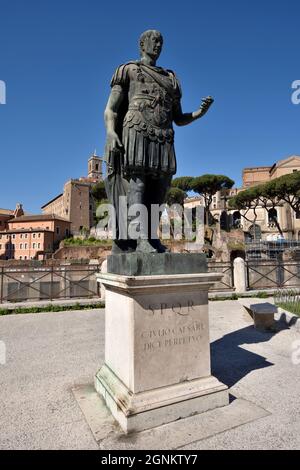 Italie, Rome, statue de Jules César Banque D'Images