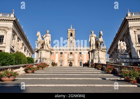 Italie, Rome, colline du Capitole, Piazza del Campidoglio, statues de Castor et Pollux et Palazzo Senatorio Banque D'Images