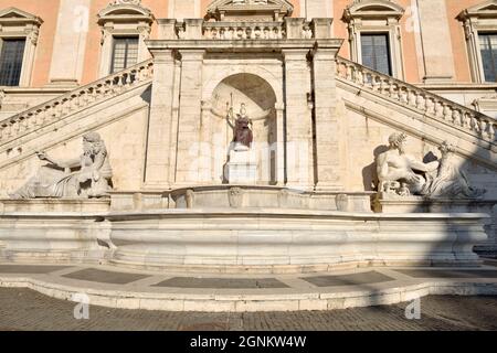 Italie, Rome, Piazza del Campidoglio, Palazzo Senatorio, escalier avec la statue de la déesse romaine Roma, à l'origine Minerva (1st siècle après J.-C.) Banque D'Images