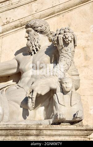 Italie, Rome, Piazza del Campidoglio, statue romaine du Nil avec corne d'abondance et sphinx Banque D'Images