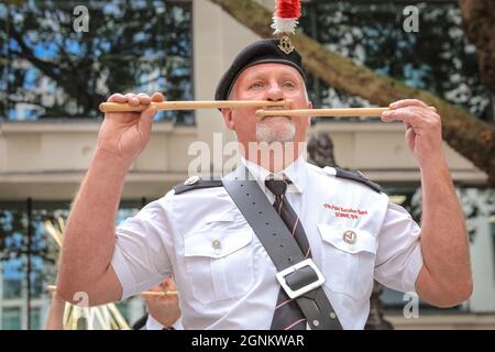 St Mary-le-Bow, Londres, Royaume-Uni. 26 septembre 2021. La 17e bande du bataillon de Pal joue dans la cour. Les rois et les reines fêtent leur festival annuel de récolte avec le service de récolte de Costermonger à l'église St Mary-le-Bow. Comme les célébrations habituelles dans le Guildhall Yard a dû être annulée, les Pearlies rencontrent et saluent des amis et le public à l'extérieur de l'église avant et après le service de son année. Credit: Imagetraceur/Alamy Live News Banque D'Images