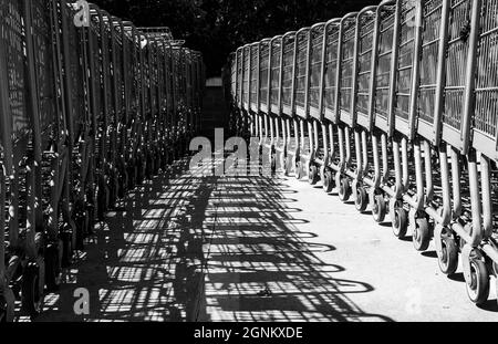 Les chariots poussés ensemble forment un motif abstrait Banque D'Images