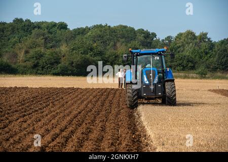 Waltham St Lawrence, Royaume-Uni. 26 septembre 2021. C'était une belle journée ensoleillée, alors que des tracteurs modernes et anciens l'ont combattue lors du match de labour annuel de la Royal East Berkshire Agricultural Association à Church Farm. Il y a eu une vente aux enchères de légumes et de fruits cultivés par les agriculteurs locaux. Les clients ont profité d'un spectacle canin, de la fauconnerie et d'une journée sous le soleil d'automne. Crédit : Maureen McLean/Alay Live News Banque D'Images