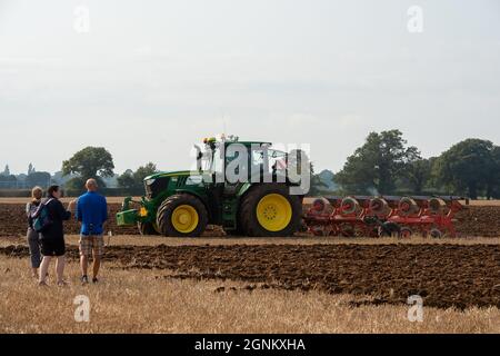 Waltham St Lawrence, Royaume-Uni. 26 septembre 2021. C'était une belle journée ensoleillée, alors que des tracteurs modernes et anciens l'ont combattue lors du match de labour annuel de la Royal East Berkshire Agricultural Association à Church Farm. Il y a eu une vente aux enchères de légumes et de fruits cultivés par les agriculteurs locaux. Les clients ont profité d'un spectacle canin, de la fauconnerie et d'une journée sous le soleil d'automne. Crédit : Maureen McLean/Alay Live News Banque D'Images