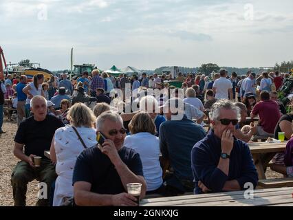 Waltham St Lawrence, Royaume-Uni. 26 septembre 2021. C'était une belle journée ensoleillée, alors que des tracteurs modernes et anciens l'ont combattue lors du match de labour annuel de la Royal East Berkshire Agricultural Association à Church Farm. Il y a eu une vente aux enchères de légumes et de fruits cultivés par les agriculteurs locaux. Les clients ont profité d'un spectacle canin, de la fauconnerie et d'une journée sous le soleil d'automne. Crédit : Maureen McLean/Alay Live News Banque D'Images