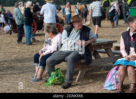 Waltham St Lawrence, Royaume-Uni. 26 septembre 2021. C'était une belle journée ensoleillée, alors que des tracteurs modernes et anciens l'ont combattue lors du match de labour annuel de la Royal East Berkshire Agricultural Association à Church Farm. Il y a eu une vente aux enchères de légumes et de fruits cultivés par les agriculteurs locaux. Les clients ont profité d'un spectacle canin, de la fauconnerie et d'une journée sous le soleil d'automne. Crédit : Maureen McLean/Alay Live News Banque D'Images