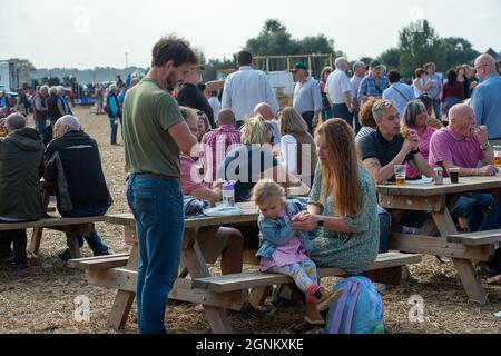 Waltham St Lawrence, Royaume-Uni. 26 septembre 2021. C'était une belle journée ensoleillée, alors que des tracteurs modernes et anciens l'ont combattue lors du match de labour annuel de la Royal East Berkshire Agricultural Association à Church Farm. Il y a eu une vente aux enchères de légumes et de fruits cultivés par les agriculteurs locaux. Les clients ont profité d'un spectacle canin, de la fauconnerie et d'une journée sous le soleil d'automne. Crédit : Maureen McLean/Alay Live News Banque D'Images