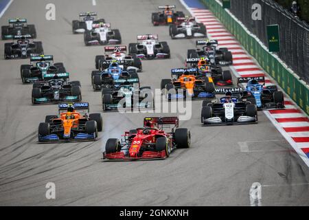 Sotchi, Russie. 26 septembre 2021. Début, # 4 Lando Norris (GBR, McLaren F1 Team), # 55 Carlos Sainz (ESP, Scuderia Ferrari Mission Winnow), # 63 George Russell (GBR, Williams Racing), Grand Prix de Russie de F1 à Sotchi Autodrom le 26 septembre 2021 à Sotchi, Russie. (Photo de HOCH ZWEI) crédit: dpa/Alay Live News Banque D'Images