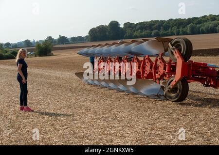 Waltham St Lawrence, Royaume-Uni. 26 septembre 2021. C'était une belle journée ensoleillée, alors que des tracteurs modernes et anciens l'ont combattue lors du match de labour annuel de la Royal East Berkshire Agricultural Association à Church Farm. Il y a eu une vente aux enchères de légumes et de fruits cultivés par les agriculteurs locaux. Les clients ont profité d'un spectacle canin, de la fauconnerie et d'une journée sous le soleil d'automne. Crédit : Maureen McLean/Alay Live News Banque D'Images