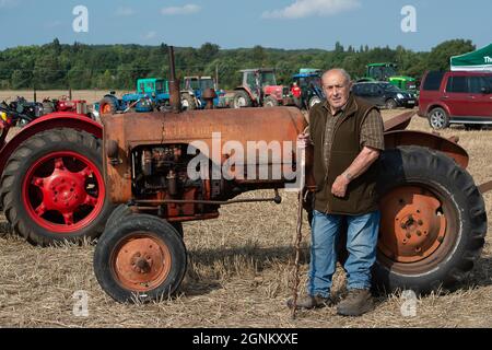 Waltham St Lawrence, Royaume-Uni. 26 septembre 2021. C'était une belle journée ensoleillée, alors que des tracteurs modernes et anciens l'ont combattue lors du match de labour annuel de la Royal East Berkshire Agricultural Association à Church Farm. Il y a eu une vente aux enchères de légumes et de fruits cultivés par les agriculteurs locaux. Les clients ont profité d'un spectacle canin, de la fauconnerie et d'une journée sous le soleil d'automne. Crédit : Maureen McLean/Alay Live News Banque D'Images