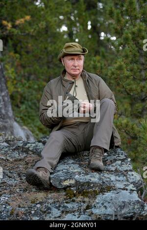 Sibérie, Russie. 26 septembre 2021. Le président russe Vladimir Poutine apprécie le désert pendant de courtes vacances avec le ministre de la Défense Sergei Shoigu pour pêcher et faire de la randonnée début septembre, comme le montrent les images publiées le 26 septembre 2021 dans le district fédéral de Sibérie de Russie. Poutine s'est arrêté au cours d'une visite de travail dans le Primorye et la région de l'Amour de l'extrême-Orient russe. Credit: Alexei Druzhinin/Kremlin Pool/Alamy Live News Banque D'Images